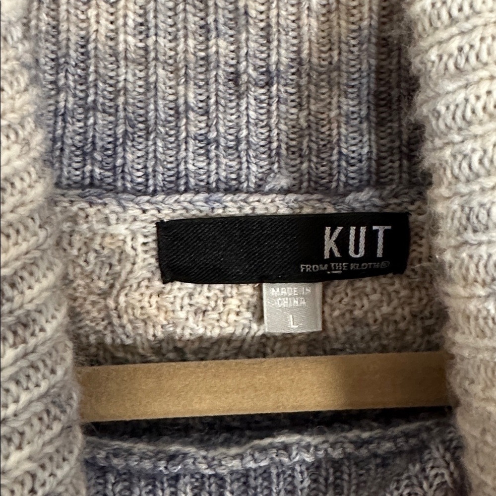 Beautiful sweater - Picture 2 of 4